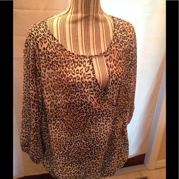 Vince Camuto Leopard Animal Print Top - Picture 5 of 9